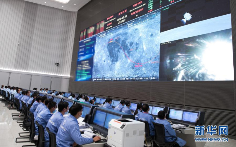 中國積極發展太空計劃，被質疑背後藏有軍事活動。圖為指揮嫦娥五號作業的北京國家航天局地面控制站。   圖 : 翻攝自新華網