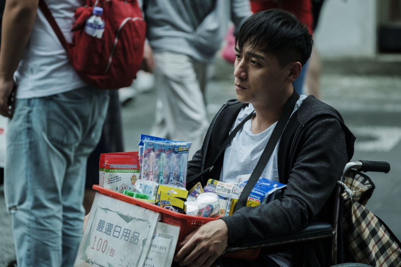 《親愛的殺手》中鄭人碩飾演下肢癱瘓的殘疾人士，一場他在西門町叫賣口香糖，被不少路人認出。   圖：威視電影/提供