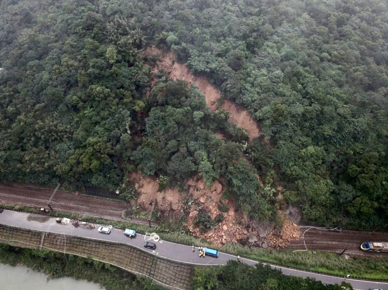 台鐵瑞芳至猴硐路段坍方，往東部路線中斷，目前緊急搶修中，   圖：翻攝自林佳龍臉書