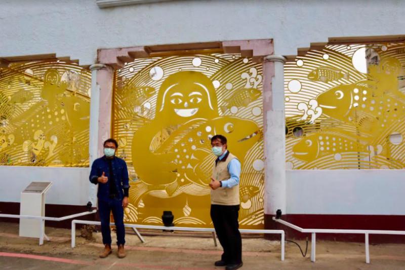 藝術家楊士毅（左）為台南舊魚市場打造「大海的寶物」藝術牆，今天由市長黃偉哲（右）親自揭幕。   圖：台南市觀旅局／提供