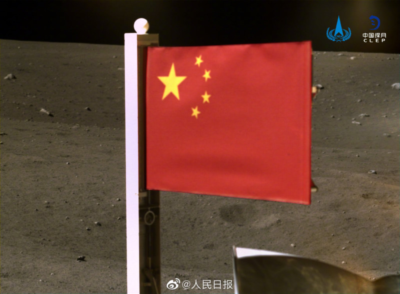 中國國家航天局公佈探月工程嫦娥五號探測器在月球表面國旗展示的照片。   圖/人民日報