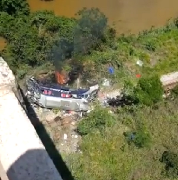 巴西一輛遊覽車自當地人稱「彎橋」（Ponte Torta）的高架橋摔落地面。   