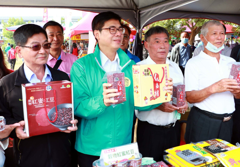 陳其邁(左二)出席大寮紅豆節活動。   圖：高雄市政府/提供