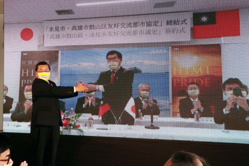 林福成(左一)與林正之透過視訊畫面隔空握手。   圖：高雄市政府/提供