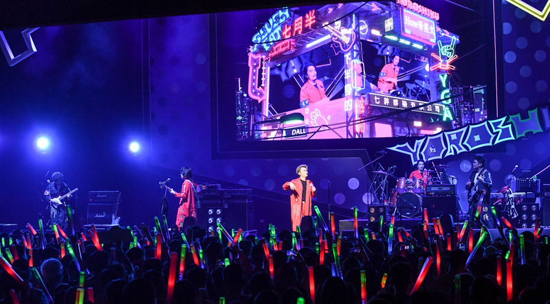 由YouTuber蔡阿嘎、HowHow、蔡哥、馬叔叔及廉傑克曼組成的樂團七月半，5日晚間舉辦演唱會，吸引2000名觀眾進場支持，團員穿著暴走族服飾現身，以歌曲「一個暴走」、「HOW哥宇宙」拉開序幕。   圖：Live Nation Taiwan提供／中央社