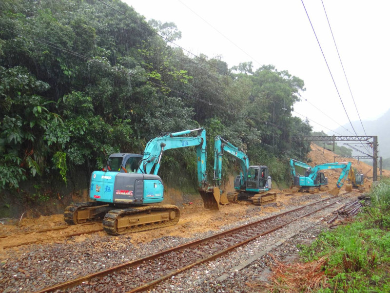 台鐵猴硐至瑞芳路段因連日降雨土石鬆動坍方，工作人員全力搶修。   圖：台鐵局/提供