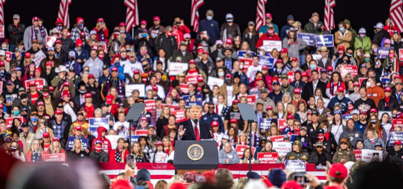 法新社報導，美國總統川普（前中）5日在喬治亞州瓦多斯塔舉行大選後首場集會，吸引數以千計民眾參與，僅少數人有戴口罩。   圖：翻攝自川普推特