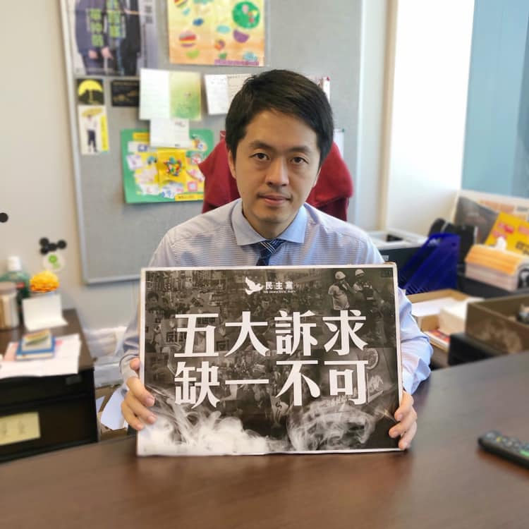 香港立法會前議員許智峯支持反送中運動，也數度在民眾抗爭事件中遭遇港警暴力對待，現流亡英國。   圖：翻攝自許智峯臉書