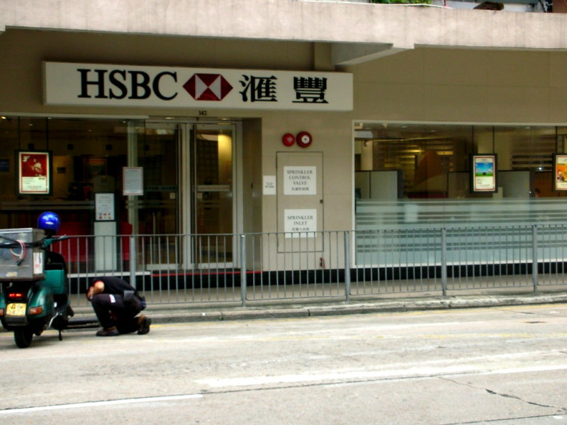 香港上海匯豐銀行是香港最大註冊銀行，光在亞太地區就有超過700間分行，但近來中國因素介入，港人信任度逐年下降。   圖：翻攝自維基網站