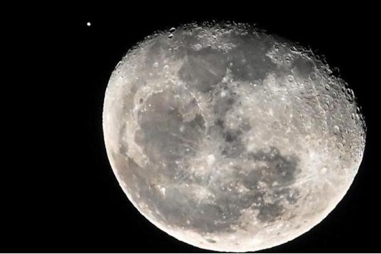 研究顯示發現，月球出現對地球含氧量增加大有幫助。   圖 : 翻攝自推特