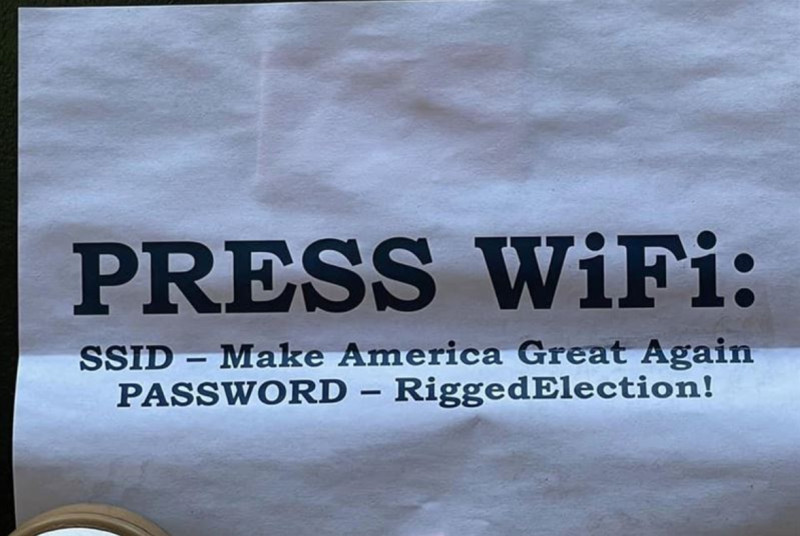 川普突發奇想，將提供給現場媒體的WIFI帳號密碼名稱設定為「Make America Great Again」，密碼則是「RiggedElection!」   圖:翻攝自Jenna Ellis臉書