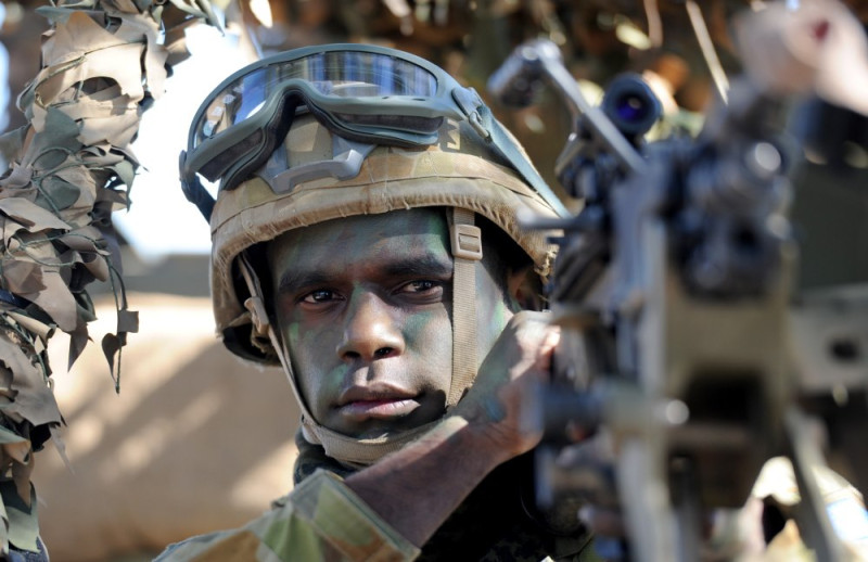 美國國防部國防安全合作局（DSCA）日前公告，國務院批准出售M777榴彈砲所使用的155毫米「白磷彈」及其他相關配件給澳洲政府。   圖：翻攝自Australian Army臉書