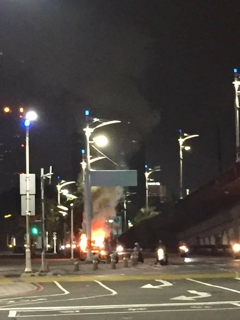 高雄市消防局表示，7日晚間接獲民眾報案指稱，前鎮區捷運R6凱旋站1號出口前有計程車爆炸起火。   圖：高雄五甲大小事臉書