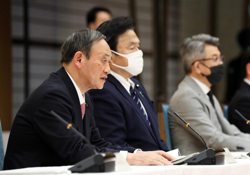 日本內閣總理大臣菅義偉（左）祭出鉅款振興經濟，可能包括綠色投資。   圖：翻攝自日本首相官邸推特