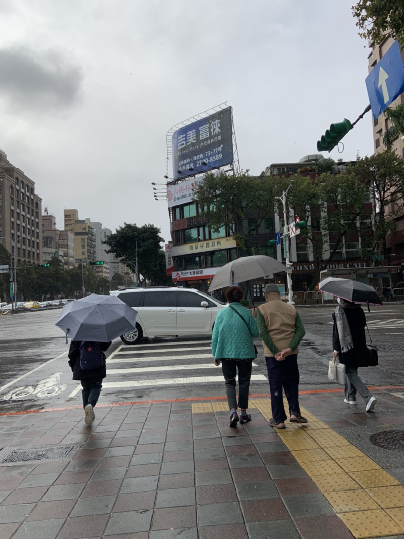 氣象局表示，今日北台灣仍要留意大雨，中南部也會出現局部降雨。   圖：張家寧／攝