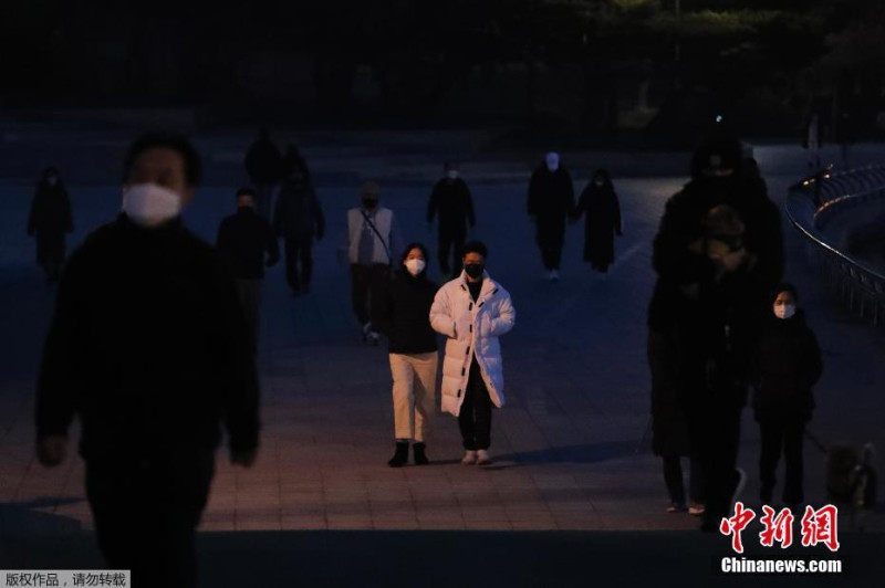 新冠肺炎 (武漢肺炎)肆虐，韓國人上街都戴口罩。   圖 : 翻攝自中新網