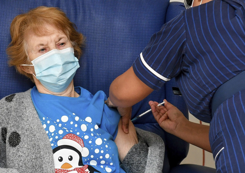 90歲英國婦女瑪格麗特．基南（Margaret Keenan）成為全世界第一個接種新冠疫苗的人。   圖：達志影像/美聯社