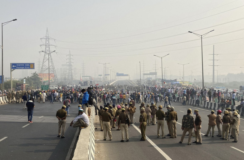 印度新德里發生罷工，警察在抗議者封鎖高速公路的地方保持警戒。   圖：達志影像 / 美聯社