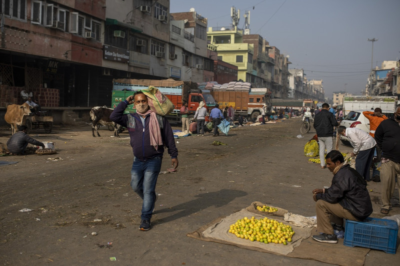 印度新德里發生罷工，一名男子經過杳無人煙的市集。   圖：達志影像 / 美聯社