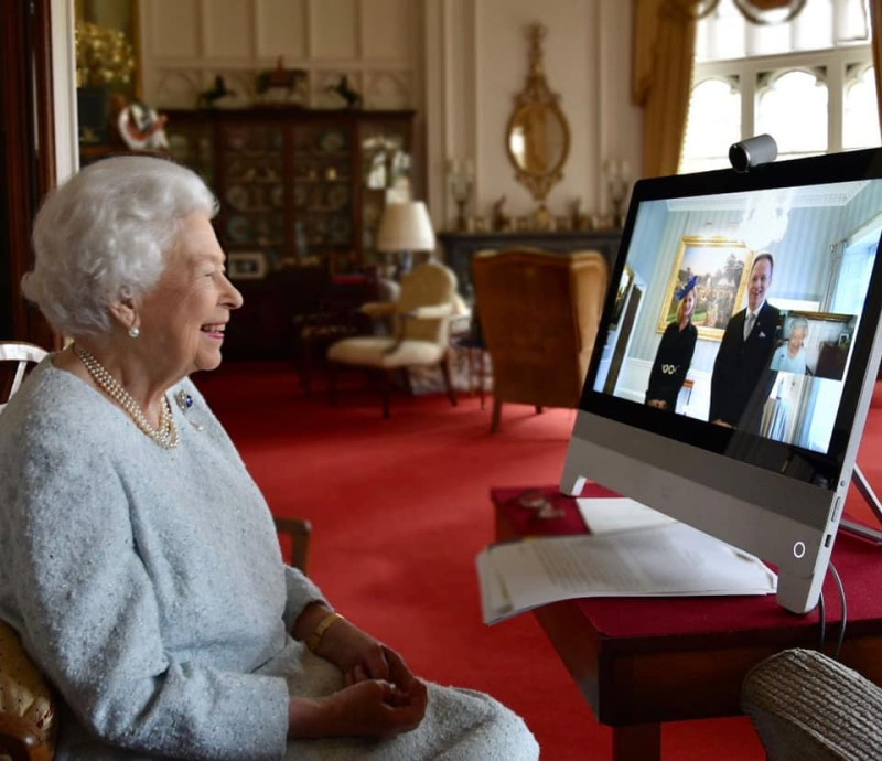 英國女王伊莉莎白二世（Elizabeth II）與其99歲夫婿菲利普親王（Prince Philip）曾在接種新型冠狀病毒疫苗第一劑後，向民眾分享接種經驗。   圖：翻攝自英國王室臉書（資料照）