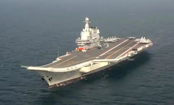 中國首艘自製航母山東艦在國際海域巡弋。中國軍力的崛起也引發了「中國威脅論」。   圖 : 翻攝自環球網