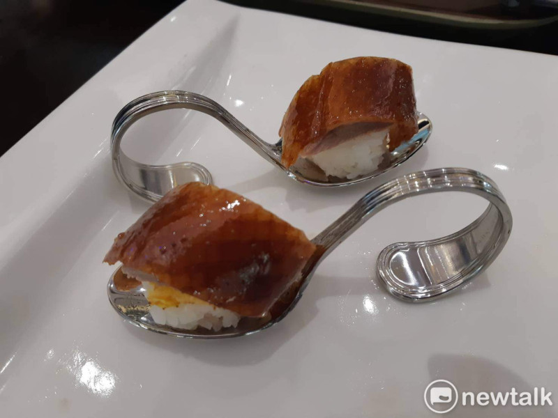 火焰片皮鴨握壽司看起來相當美味。   圖：蔡坤龍/攝