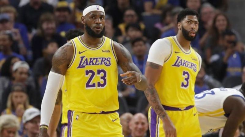 湖人雙星「詹皇」LeBron James(左)、「一眉哥」Anthony Davis季前熱身賽首戰可能會休兵。   圖：取自美聯社／達志影像