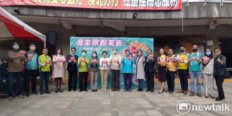 台南市實物愛心銀行溪北分行今（9）日以茶會方式舉辦「歲末感恩茶會」，對所有協助推動愛心銀行的團體和熱心民眾表達謝意。   圖：黃博郎／攝
