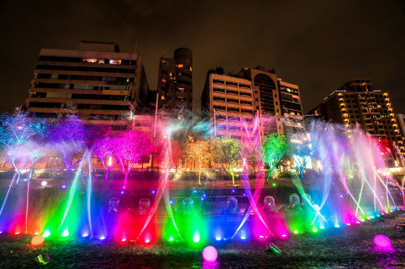 中市府在柳川推出水舞燈光。   圖：台中市政府/提供