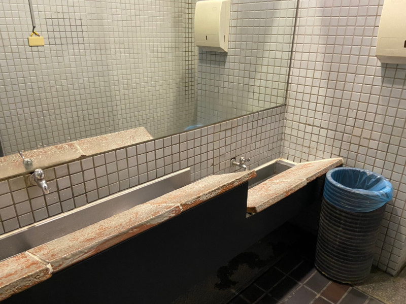 鶯歌陶瓷博物館將洗手台檯面採45度斜角，以確保盥洗過程中不易造成水滴外流等貼心設計，在「觀光遊憩組」得獎。    圖：新北市環保局提供