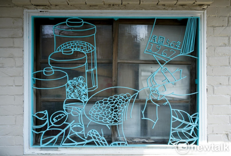 芃芓藝術工作室的設計師蔡佳吟和其團隊透過訪談，將92歲的柑仔店老闆娘李林選阿嬤成立於1957年的柑仔店的故事呈現在柑仔店的窗花上。   圖：張良一/攝