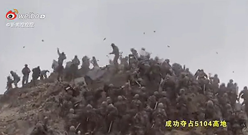 中國網路9日流傳一段疑似是解放軍從印軍手中奪下一處高地的影片。   圖：翻攝微博