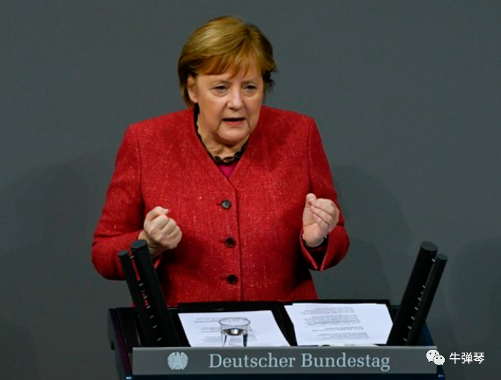 德國總理梅克爾史上最激動演講，不僅雙手合十還流淚哽咽，呼籲民眾減少聚會。   圖：翻攝自《環球時報》