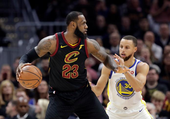 LeBron James(左)、Stephen Curry是總冠軍賽老對手了。   圖／美聯社／達志影像