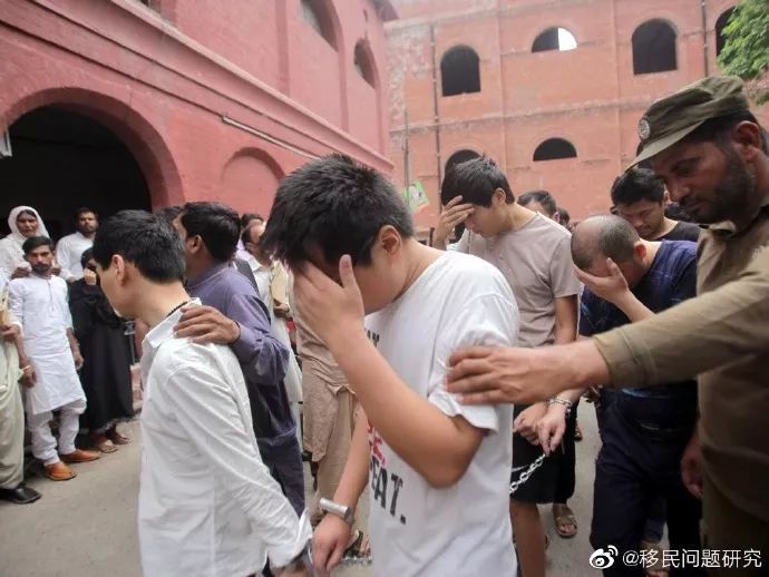 巴基斯坦警方逮捕涉嫌人口販賣當地女性的中國籍男子。   圖 : 翻攝自微博 / 移民問題研究