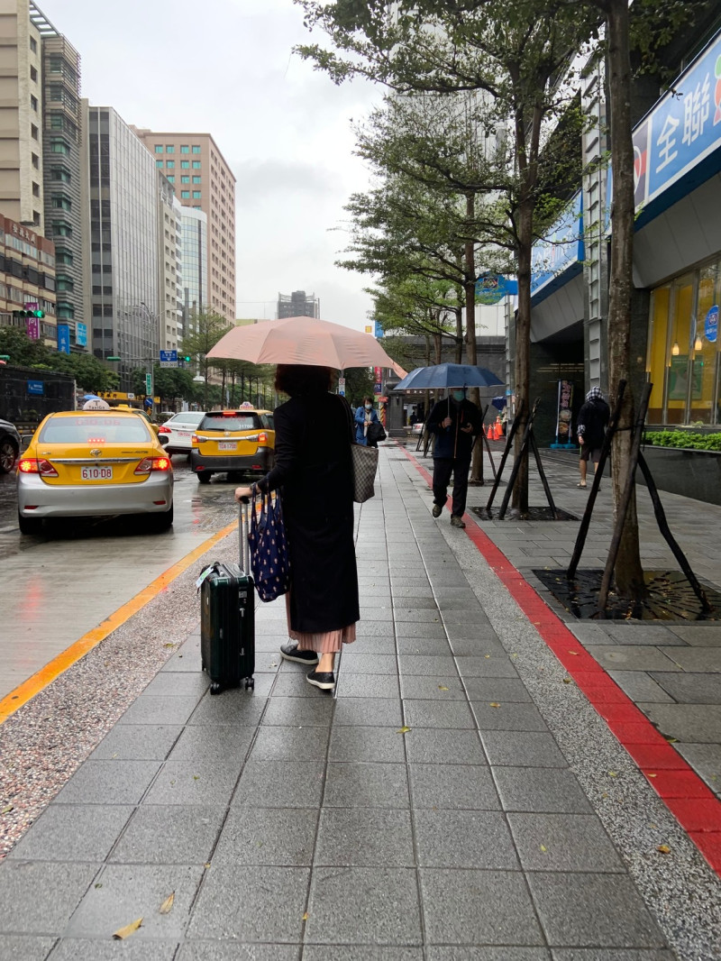 氣象局表示，今日北台灣仍會降雨，南部則需留意日夜溫差。   圖：張家寧／攝