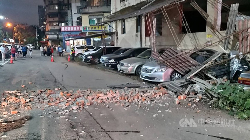 新竹市建中一路23巷一處廢棄大樓外，因10日晚間9時19分芮氏規模6.7的地震導致鷹架倒塌、磚塊掉落，停在建築物旁的多部汽車、機車遭殃。   圖：民眾提供