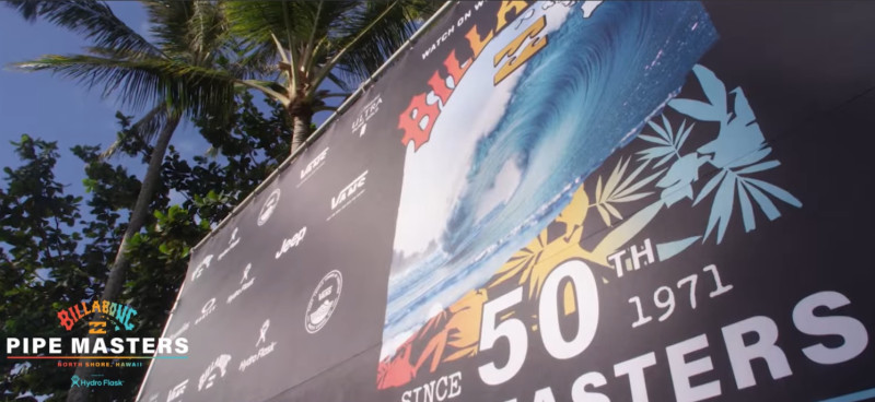 由於美國夏威夷霍諾盧亞灣日前爆出有衝浪客被鯊魚咬死案件，因此2020「Billabong Pipeline Masters」衝浪大賽目前暫停舉辦。   圖：翻攝自worldsurfleague.com