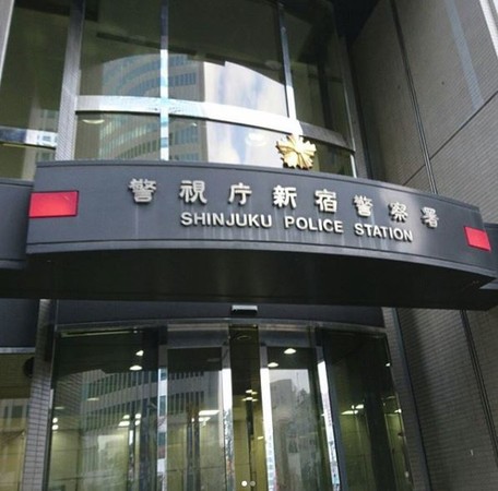 日本警視廳今 (11)日宣佈，新宿警署新增12例確診病例，這12人全部為警署拘留人員，男性，年齡在20多歲到70多歲之間。   圖 : 翻攝自IG