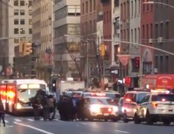 紐約傳出一輛汽車衝向抗議群眾，造成至少有6人受傷。   圖/翻攝自推特