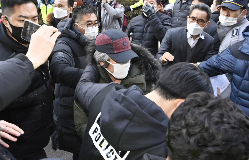 南韓性侵犯趙斗淳今刑滿出獄，大批民眾包圍抗議。   圖：達志影像／美聯社