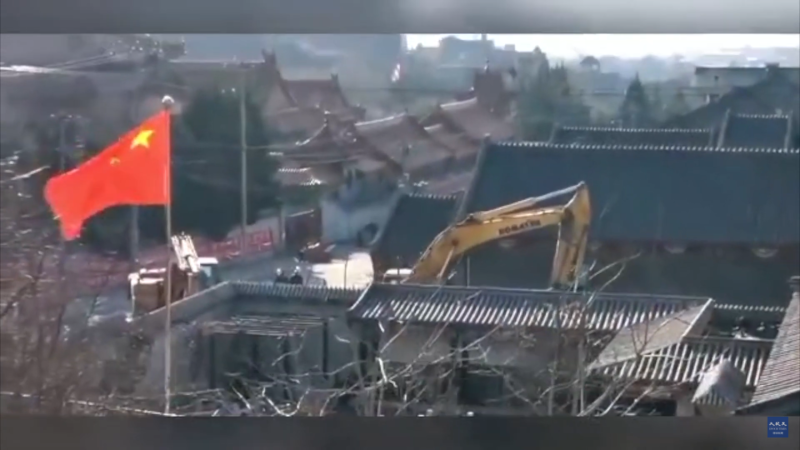 怪手在1000多名警察幫忙開道下，開進北京昌平區香堂文化村進行強拆作業。   圖：翻攝自大紀元Youtube