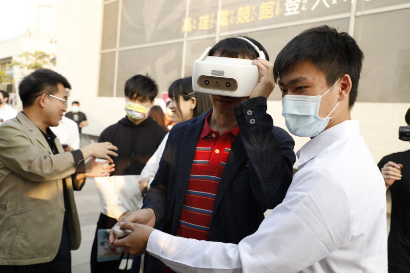 高雄市運發局長侯尊堯在正修科大攤位體驗VR科技。   圖：TESL提供