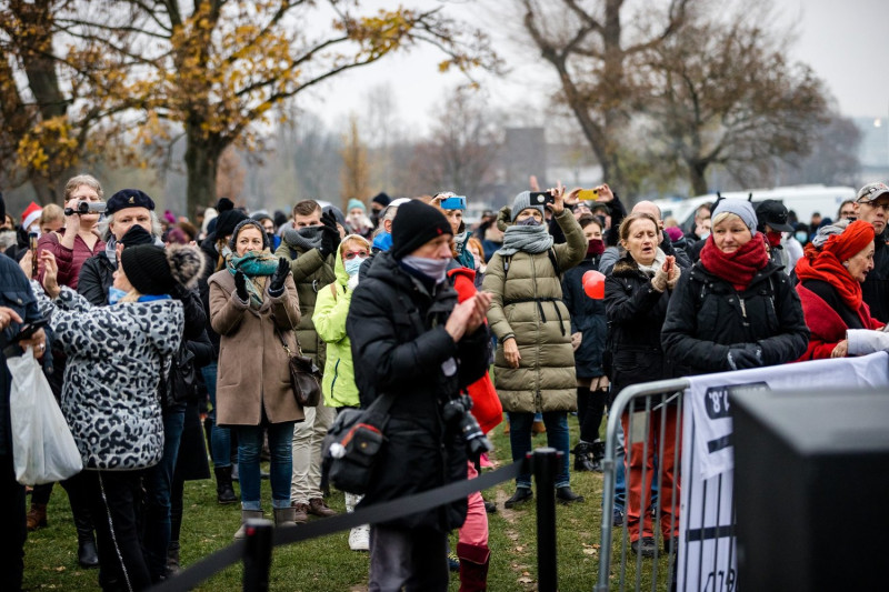 「橫向思考者」在德國發起多場抗議活動，參加活動的人多沒戴口罩。   圖：翻攝自Querdenker 711臉書