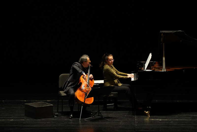 大提琴家馬友友（左）與鋼琴家凱瑟琳‧史托特（Kathryn Stott）11月來台舉行「大地之歌」音樂會，兩人都先後盛讚台灣防疫措施詳實緊密。   圖:牛耳藝術提供