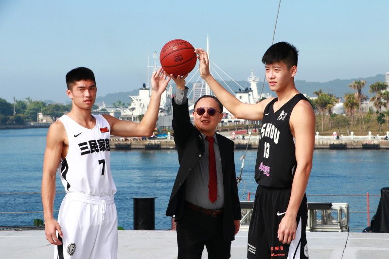 高雄市副市長史哲(中)為別開生面的海上籃球賽開球。   圖：高雄市政府/提供