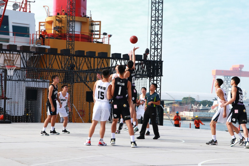 一三七籃球隊與夢想家青年隊在海上舞台進行交流賽。   圖：高雄市政府/提供