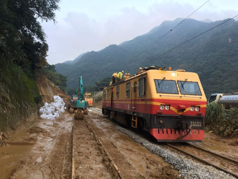 台鐵瑞芳猴硐段東正線已於今晚7時完成搶修工程。   圖：取自交通部臺灣鐵路管理局 TRA臉書