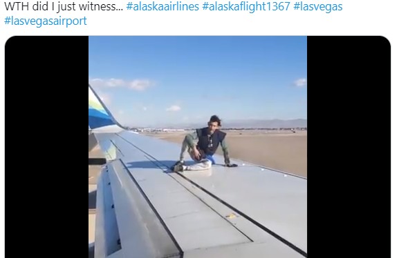 阿拉斯加航空第1367航班班機起飛前一刻，機上乘客發現機翼上出現1名男子。   圖：翻攝推特