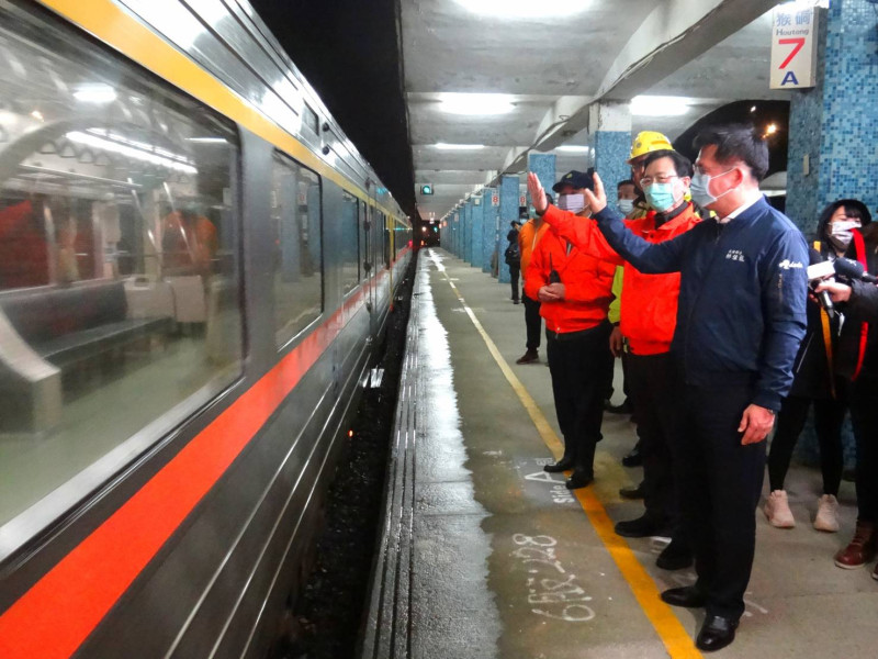 交通部長林佳龍今早至猴硐視察東正線通車情形，他保守估計西正線還要一個月才能恢復。   圖：台鐵局／提供